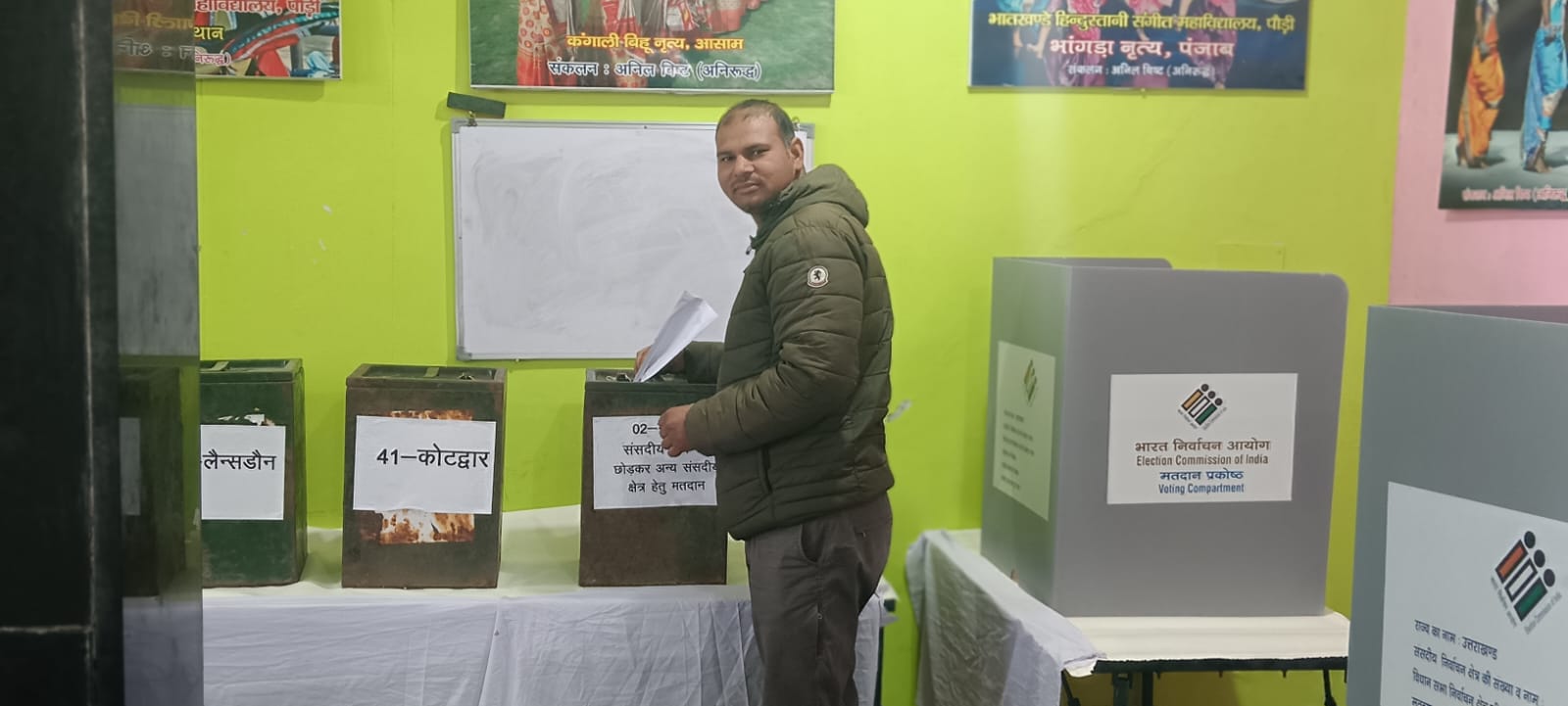 लोकसभा ड्यूटी में तैनात कार्मिकों ने पोस्टल बैलेट से किया मतदान