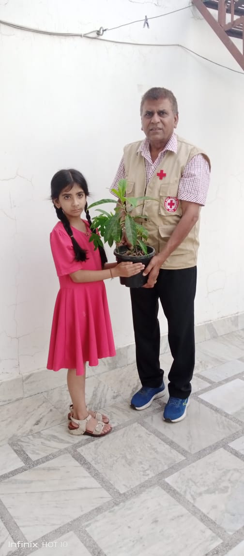 विश्व पर्यावरण दिवस पर संगोष्ठी का आयोजन कर बच्चों को पौधों का वितरण