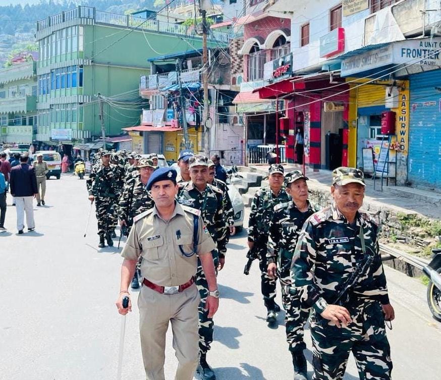 चुनाव को शांतिपूर्वक संपन्न कराने हेतु अर्धसैनिक बलों के साथ लगातार फ्लैग मार्च कर रही पौड़ी पुलिस
