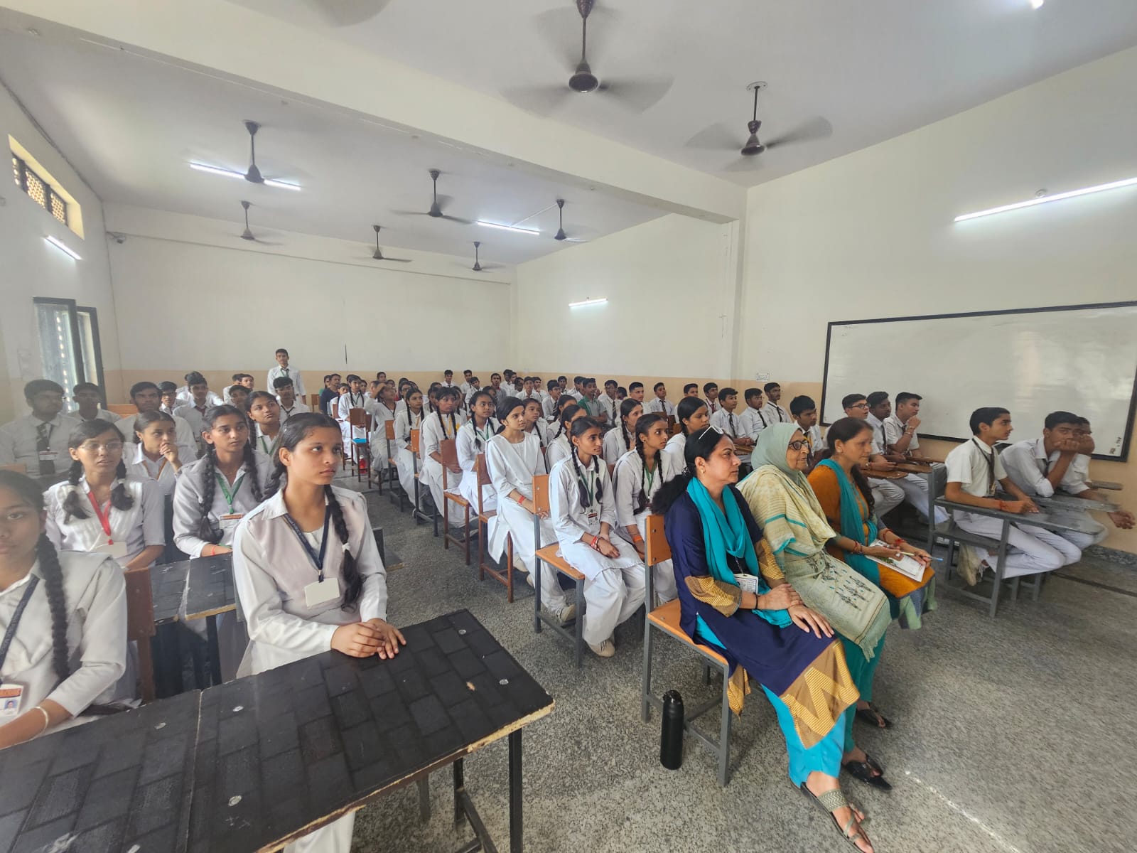 उद्देश्वर पब्लिक स्कूल पहुंचे ग्रीनमैन ने बच्चों के साथ किया पौधारोपण