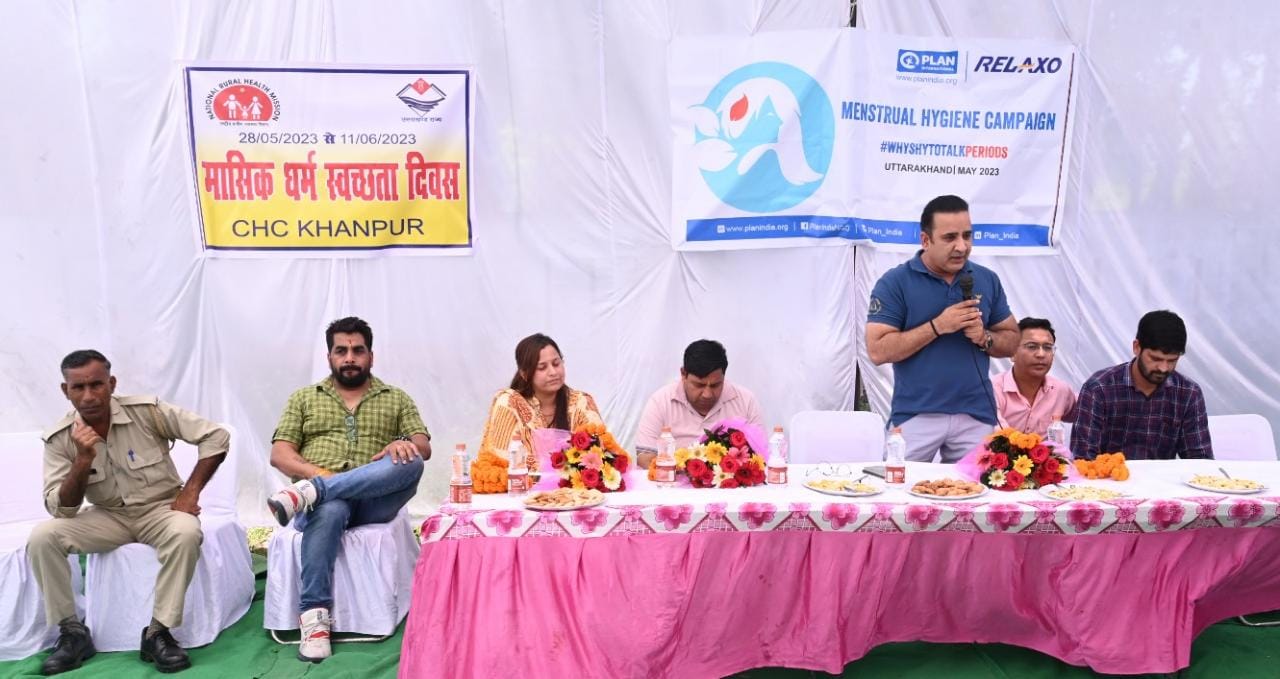 रिलैक्सो फुटवियर्स ने खानपुर में किया मासिक धर्म स्वच्छता दिवस का आयोजन