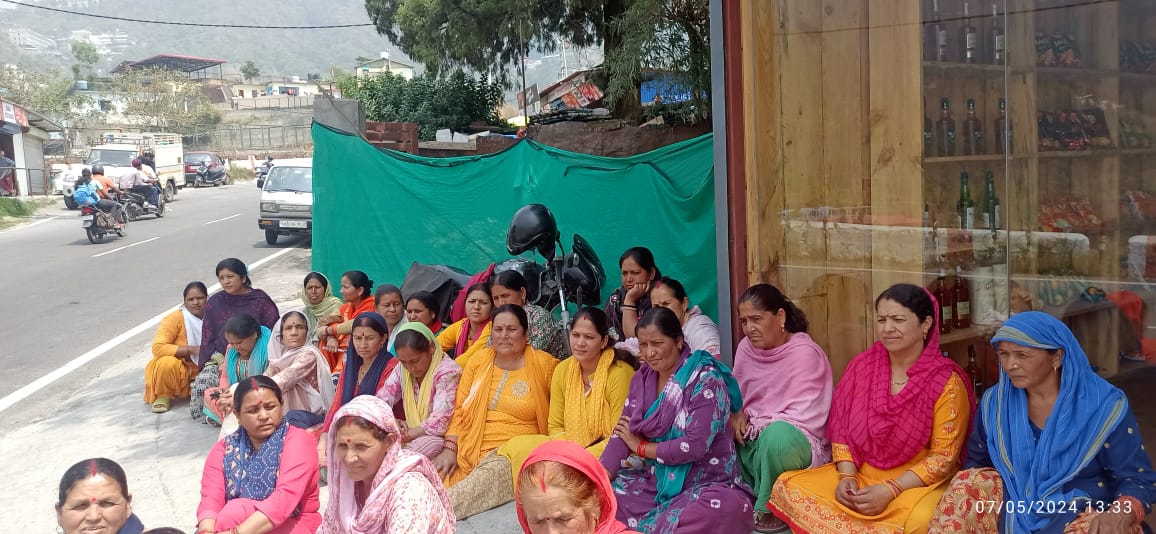 मसूरी भट्टा ग्राम में शराब की दुकान खुलने से आक्रोशित महिलाओं ने भाजपा सरकार के खिलाफ किया प्रदर्शन