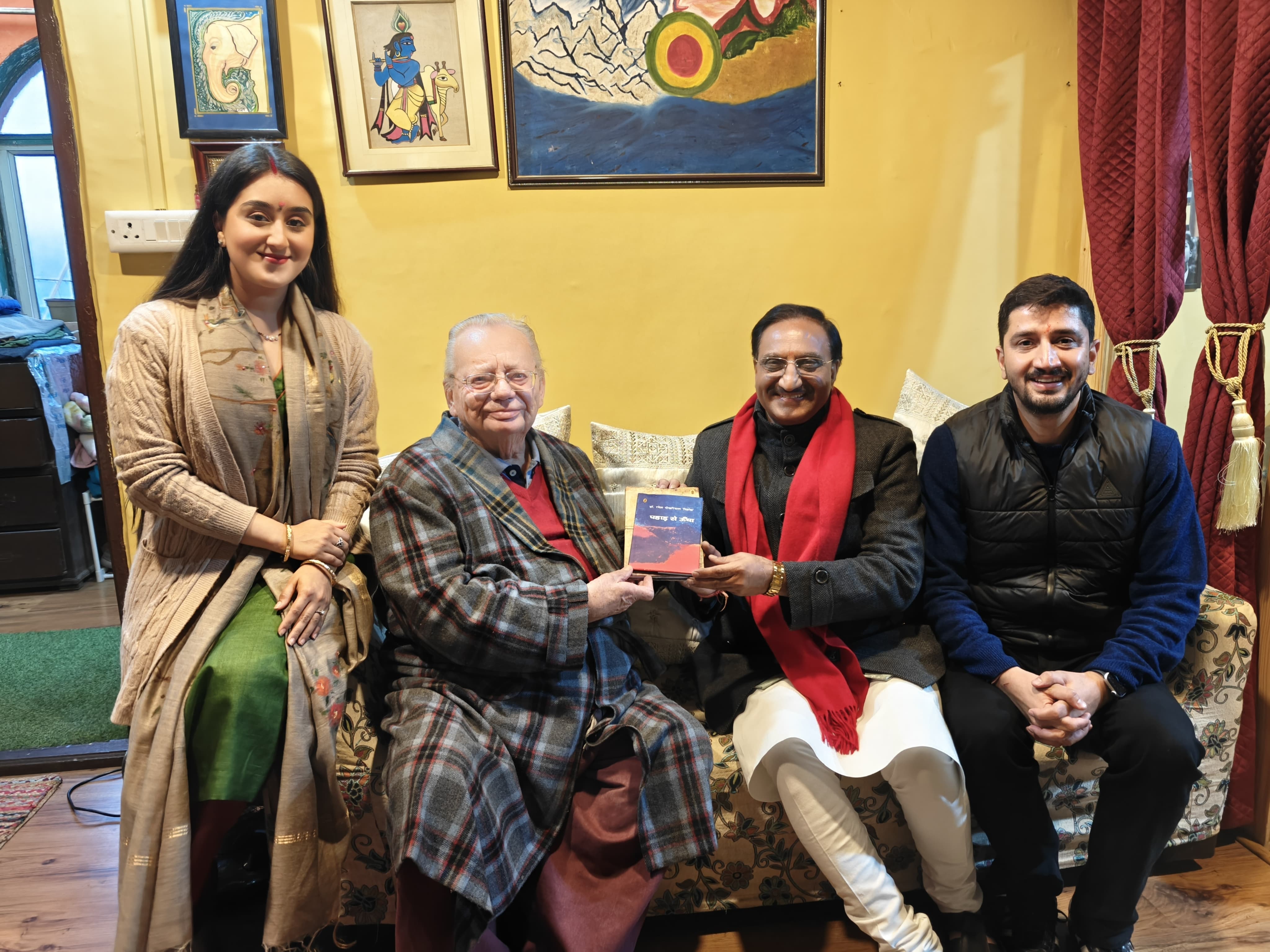 मशहूर लेखक रस्किन बॉन्ड से मुलाकात कर डॉ. निशंक ने हिमालय में लेखक गांव के निर्माण पर की चर्चा