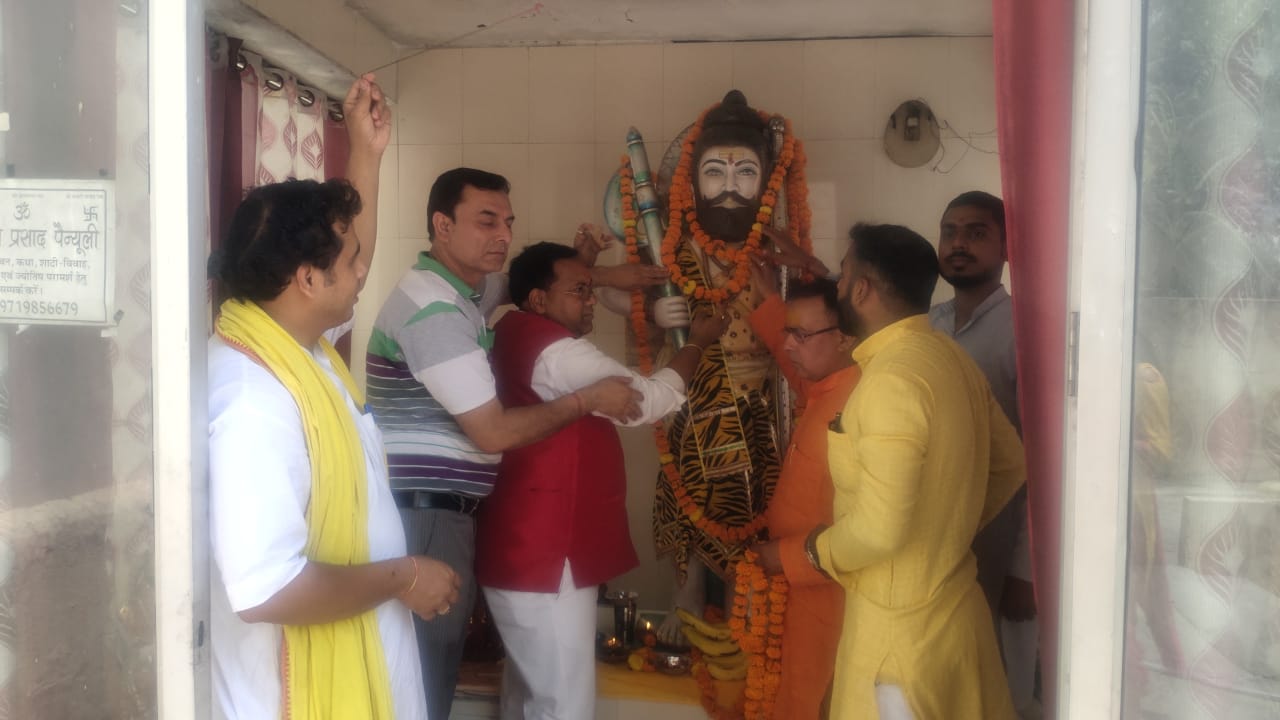 भगवान परशुराम जन्मोत्सव पर भाजपा नेता एडवोकेट नवीन कुमार जैन ने मानवाधिकार संगठन ब्यूरो के पदाधिकारियों संग भगवान परशुराम मंदिर हरिद्वार जाकर मंत्रोच्चारण सहित की पूजा अर्चना