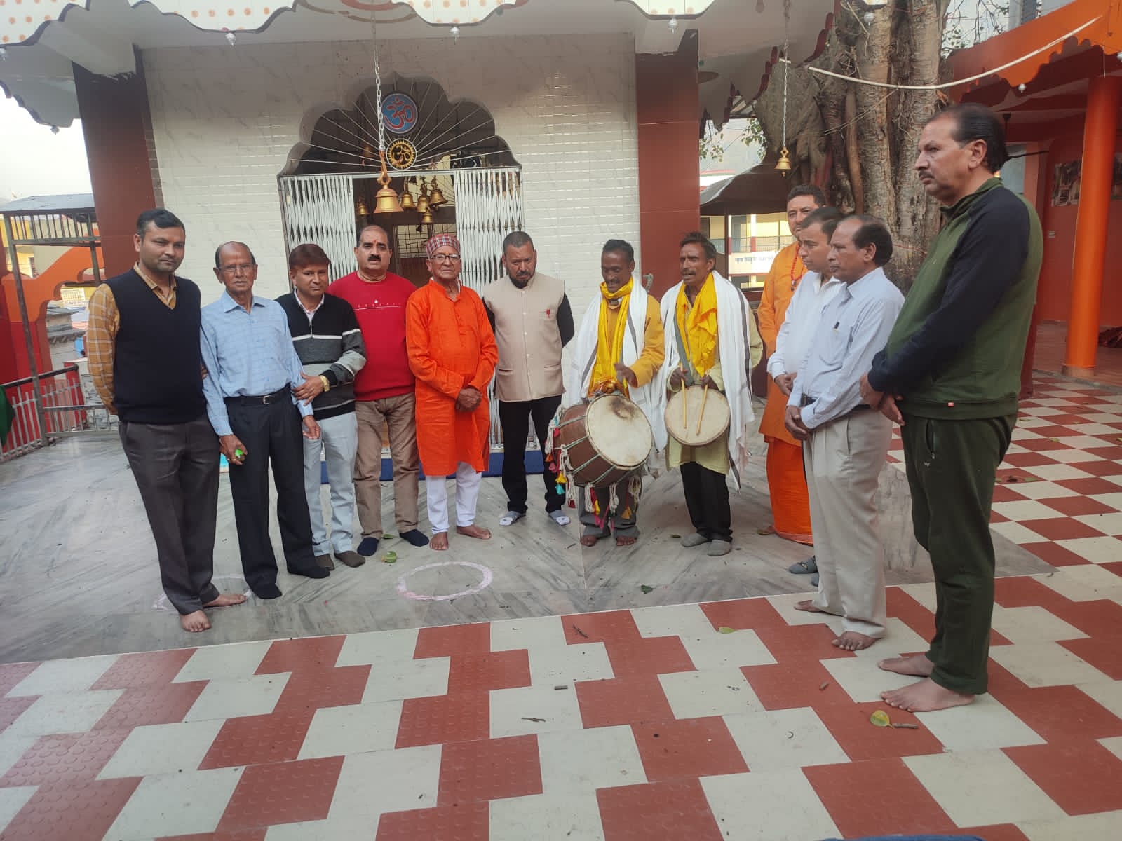 नागेश्वर महादेव मंदिर परिसर में परम्परागत लोक संस्कृतिकर्मी चैती वादकों का सम्मान