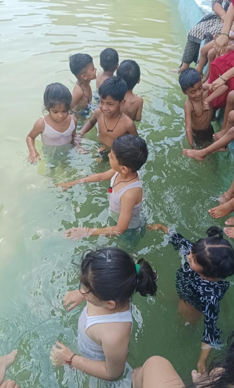 एम डी इंटरनेशनल स्कूल ने नन्हे-मुन्नों को सिखाए तैराकी के गुर