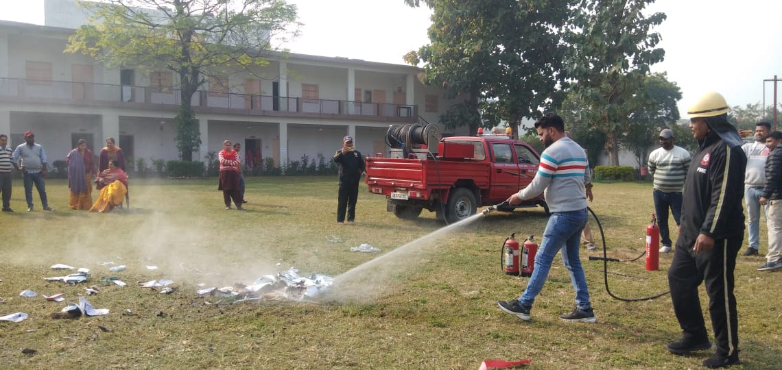 महिला विद्यालय डिग्री कॉलेज में अग्निशमन दस्ते ने सिखाए अग्नि से बचाव के गुर