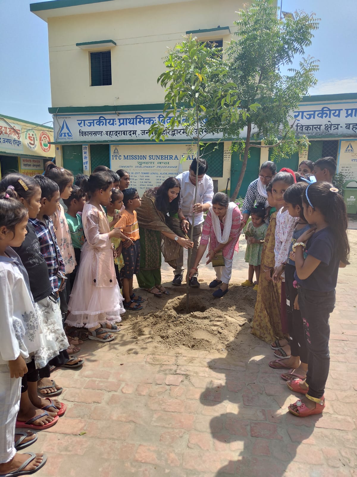 राजकीय प्राथमिक विद्यालय अलीपुर में ली गई पर्यावरण बचाने की शपथ 