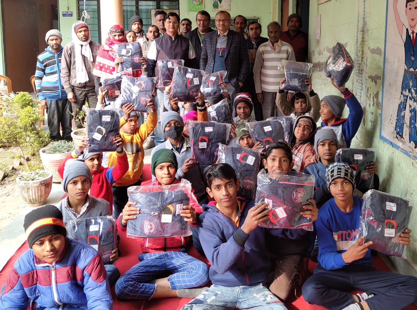 नेताजी सुभाष चंद्र बोस आवासीय छात्रावास अलीपुर के छात्रों को ट्रैक सूट का वितरण
