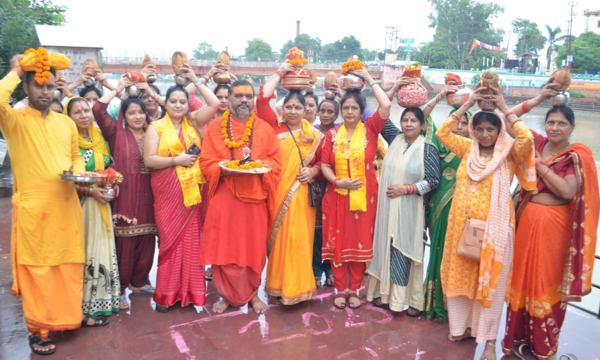 ज्योतिष गुरुकुलम में श्रीमद् भागवत कथा के शुभारंभ से पूर्व निकाली गई भव्य कलश यात्रा