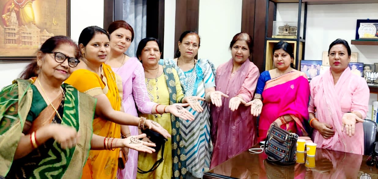 भाजपा महिला मोर्चा की कार्यकर्ताओं में हाथों पर लगाई कमल मेहंदी