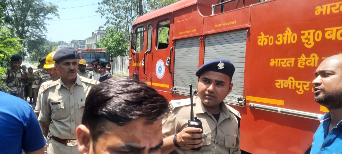 गैस सिलेंडर में लगी आग को फायर स्टेशन मायापुर के कर्मियों ने बुझाया