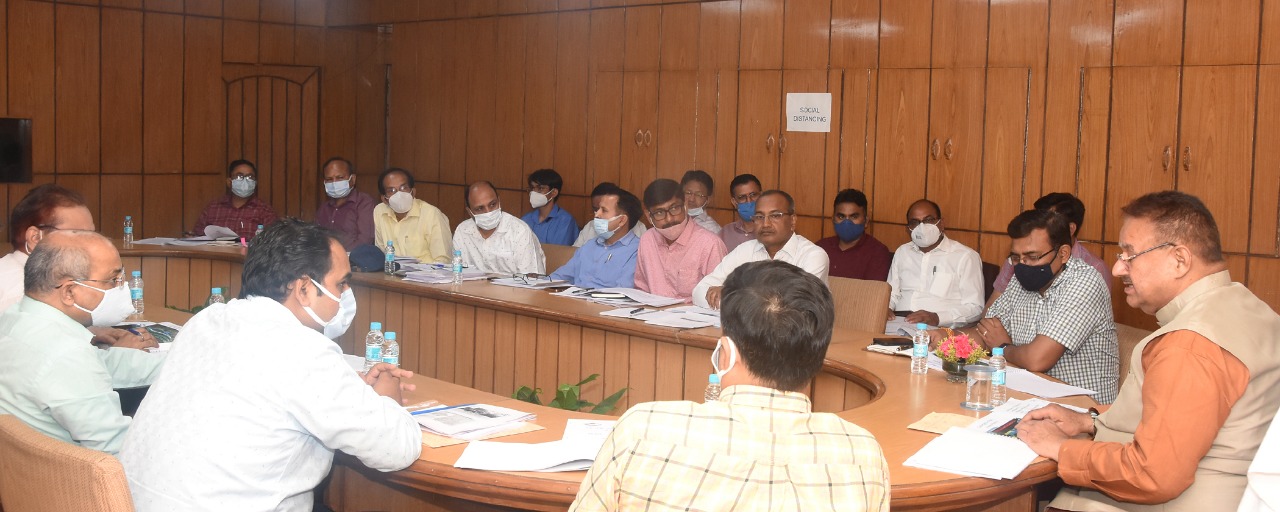 प्रदेश के ग्राम्य विकास मंत्री गणेश जोशी द्वारा ग्राम्य विकास विभाग के अधिकारियों के साथ समीक्षा बैठक की