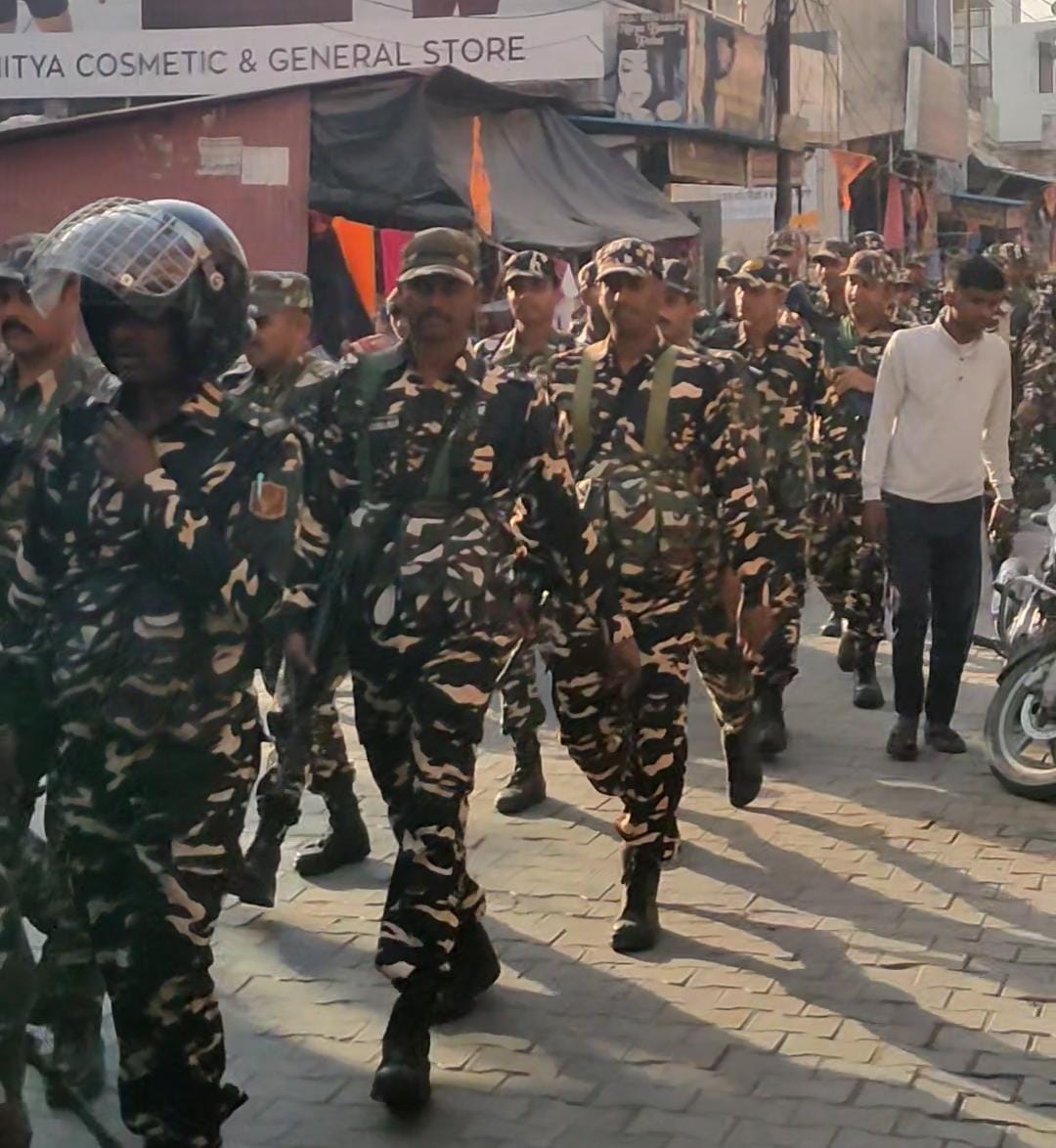 लोकसभा चुनाव को लेकर बहादराबाद पुलिस ने अर्द्धसैनिक बलो के साथ निकाला फ्लैग मार्च