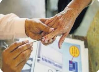 मतदान केंद्रों में दिव्यांग व बुजुर्ग मतदाताओं को दें प्राथमिकता : जिला निर्वाचन अधिकारी