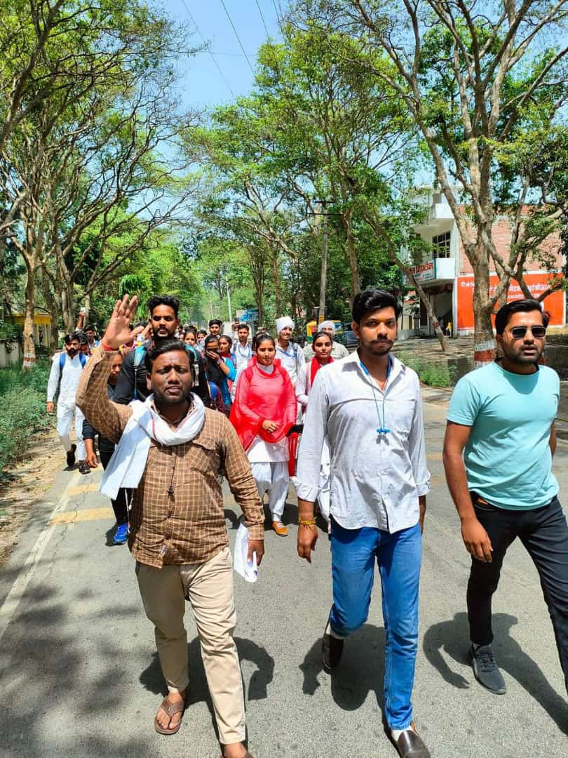 बीएससी फिजिकल एजुकेशन के छात्र छात्राओं ने मां शाकुंभरी देवी विश्वविद्यालय कुलसचिव का घेराव किया