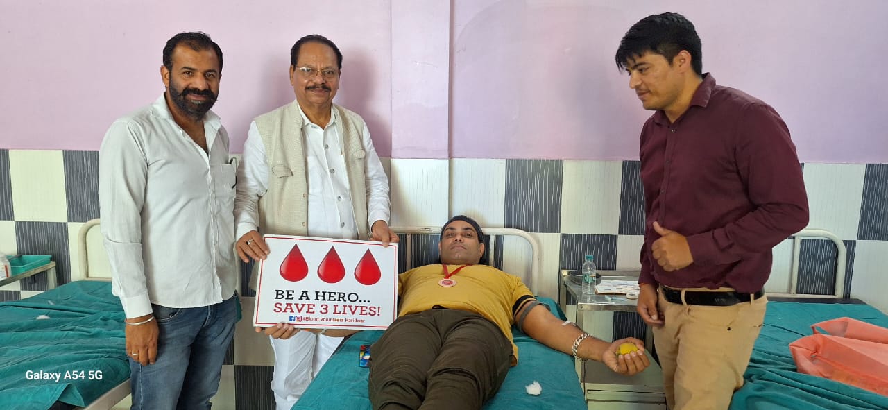 लोकप्रिय हॉस्पिटल में आयोजित शिविर में युवाओं ने बढ़-चढ़कर किया रक्तदान