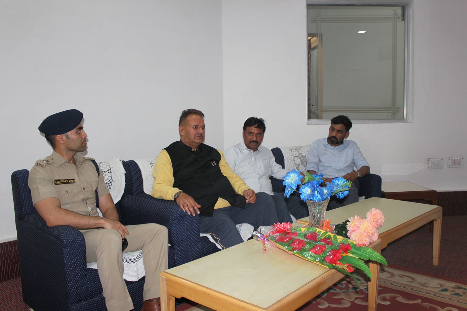कृषि मंत्री गणेश जोशी ने पिथौरागढ़ पहुँचने पर अधिकारियों के साथ की बैठक