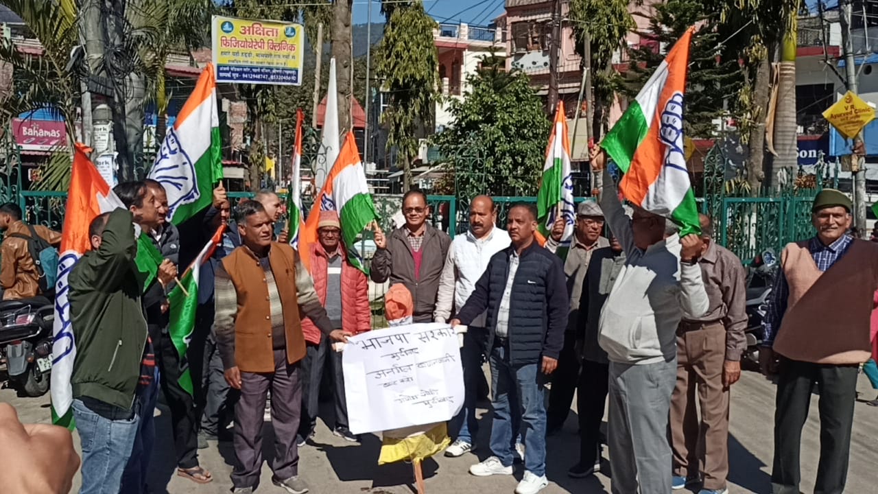 कैबिनेट मंत्री गणेश जोशी द्वारा गांधी परिवार पर गलत बयानबाजी करने पर श्रीनगर कांग्रेस कमेटी ने किया  पतुला दहन                    