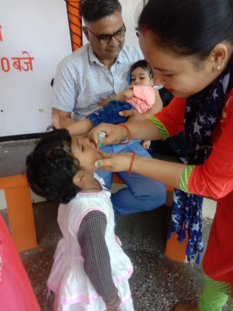 पौड़ी जिले में विशेष पल्स पोलियो अभियान के तहत 46409 बच्चों को पिलाई गई पोलियो की खुराक
