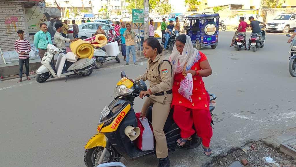 महिला पुलिसकर्मी पायल और मित्रा चीता में तैनात ने महिला शराब तस्कर को दौड़ाकर पकड़ा
