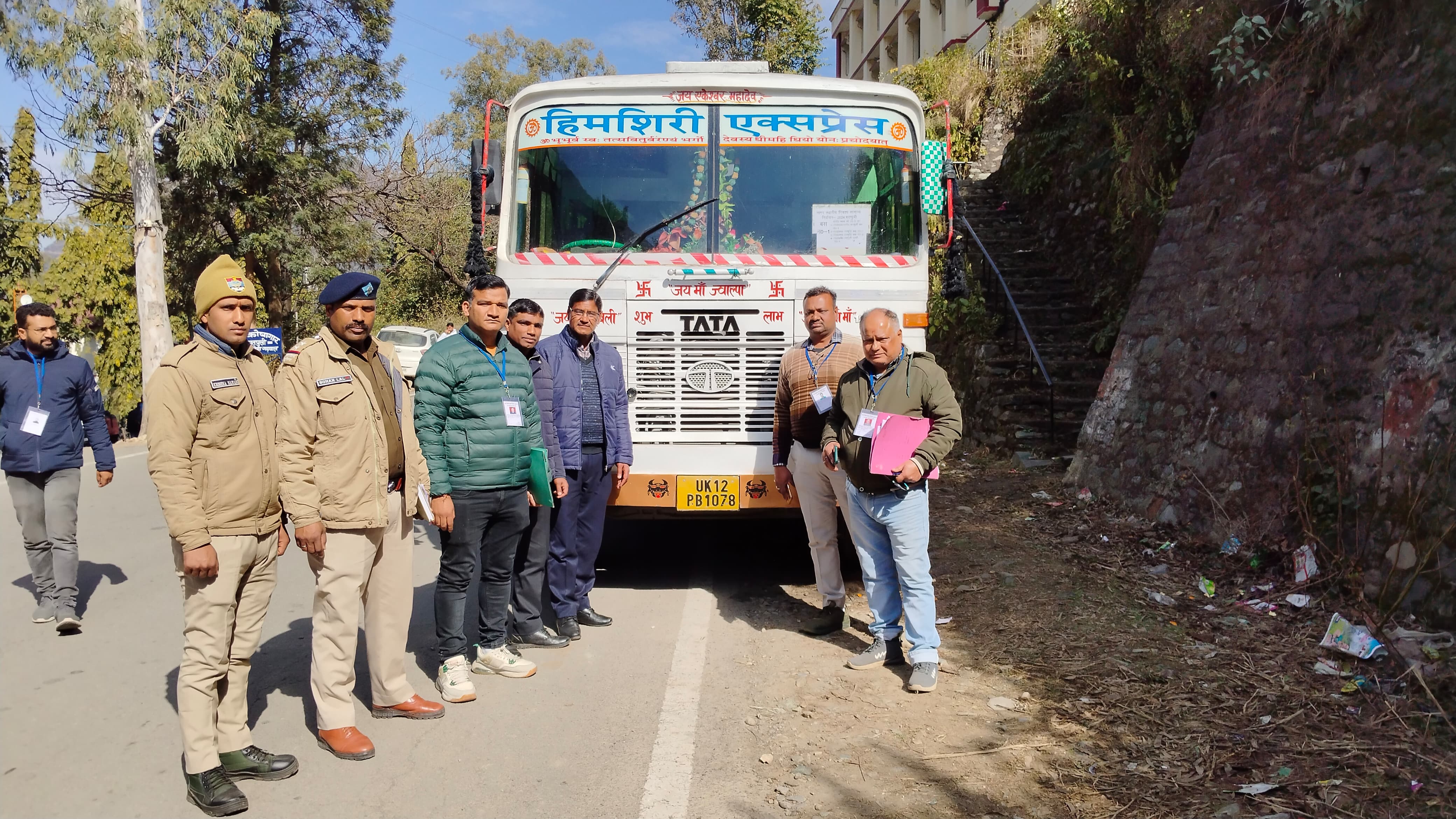 नगर निकाय चुनाव को सम्पन्न कराने हेतु पौड़ी की पोलिंग पार्टियां अपने गंतव्यों को हुई रवाना