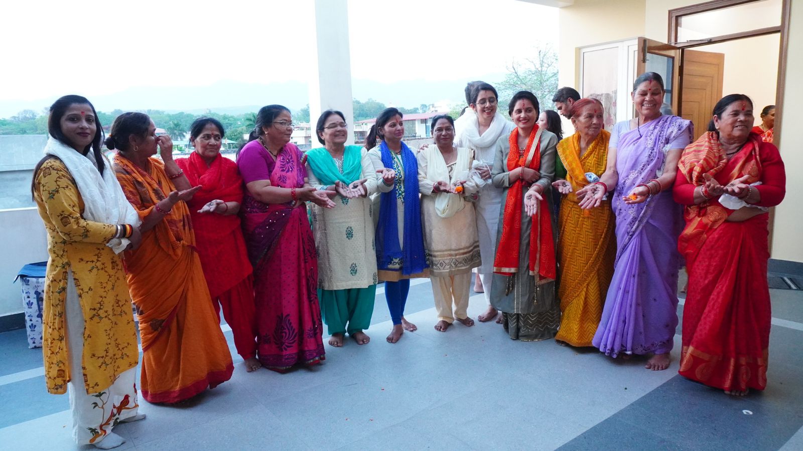 भाजयुमो राष्ट्रीय उपाध्यक्ष नेहा जोशी ने महिलाओं को मेहंदी लगाकर किया 400 पार का आह्वान