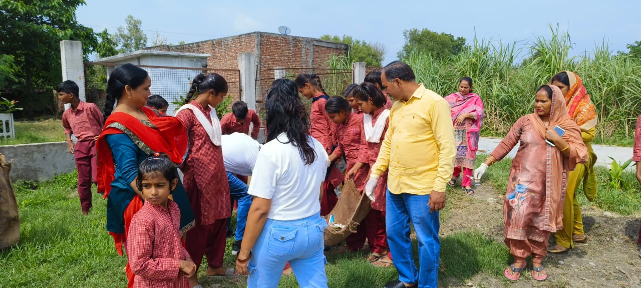 नेहरू युवा केंद्र ने ग्राम रसूलपुर में चलाया स्वच्छता अभियान