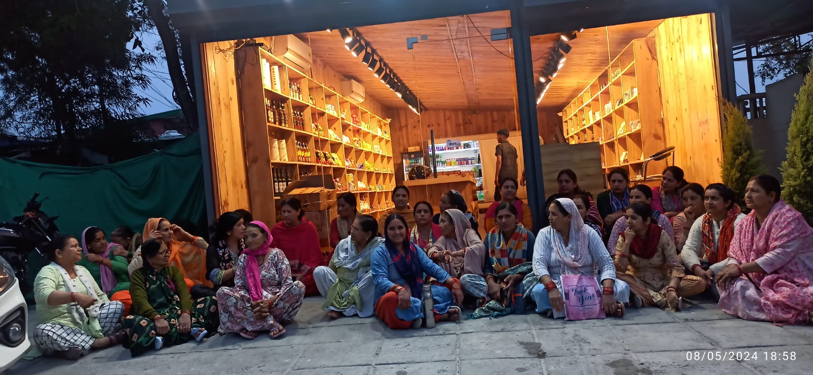 मसूरी भट्टा गांव में शराब की दुकान के विरोध में महिलाओं ने सरकार के खिलाफ की नारेबाजी