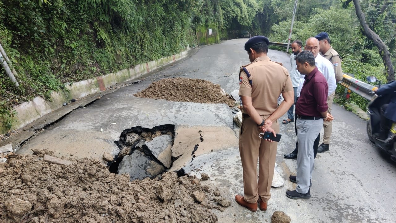 पहाडों की रानी मसूरी में बारिश से भारी नुकासान, मसूरी देहरादून मार्ग पर भारी भूस्खलन