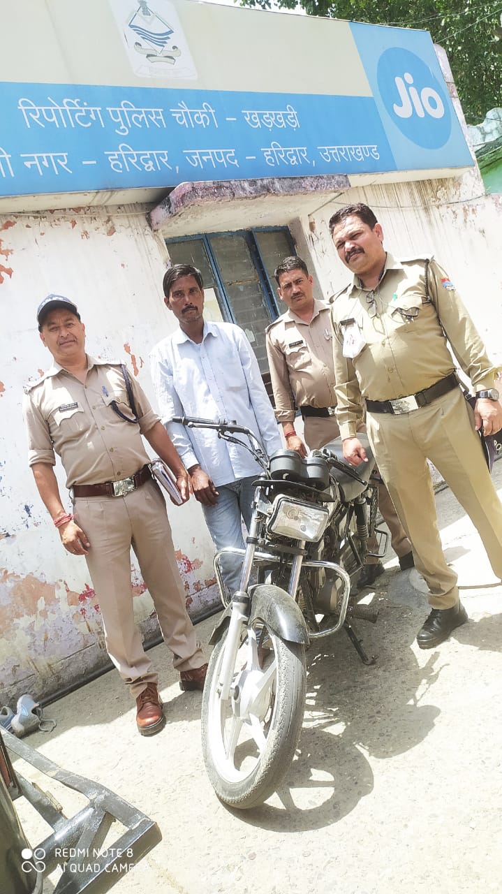 कोतवाली नगर पुलिस हरिद्वार द्वारा चोरी की मोटर साइकिल सहित एक अभियुक्त को किया गया गिरफ्तार