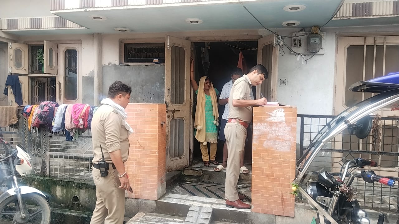 सत्यापन न कराने वाले छह मकान मालिकों के रानीपुर पुलिस ने काटे चालान