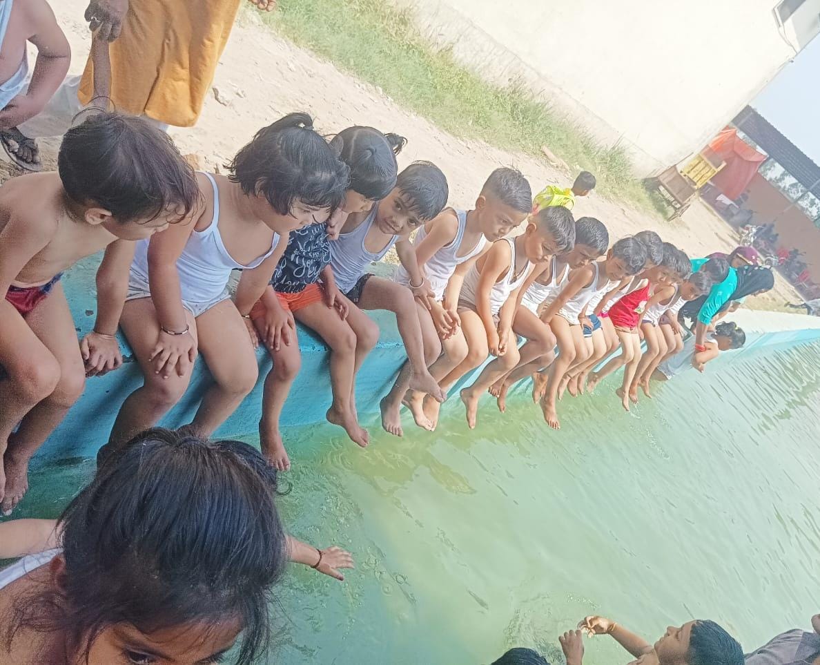 एम डी इंटरनेशनल स्कूल ने नन्हे-मुन्नों को सिखाए तैराकी के गुर