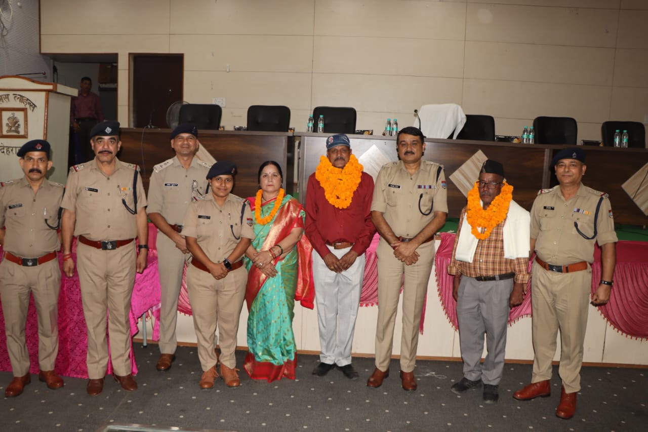 सेवानिवृत्त पुलिसकर्मियों को समारोहपूर्वक दी गई विदाई