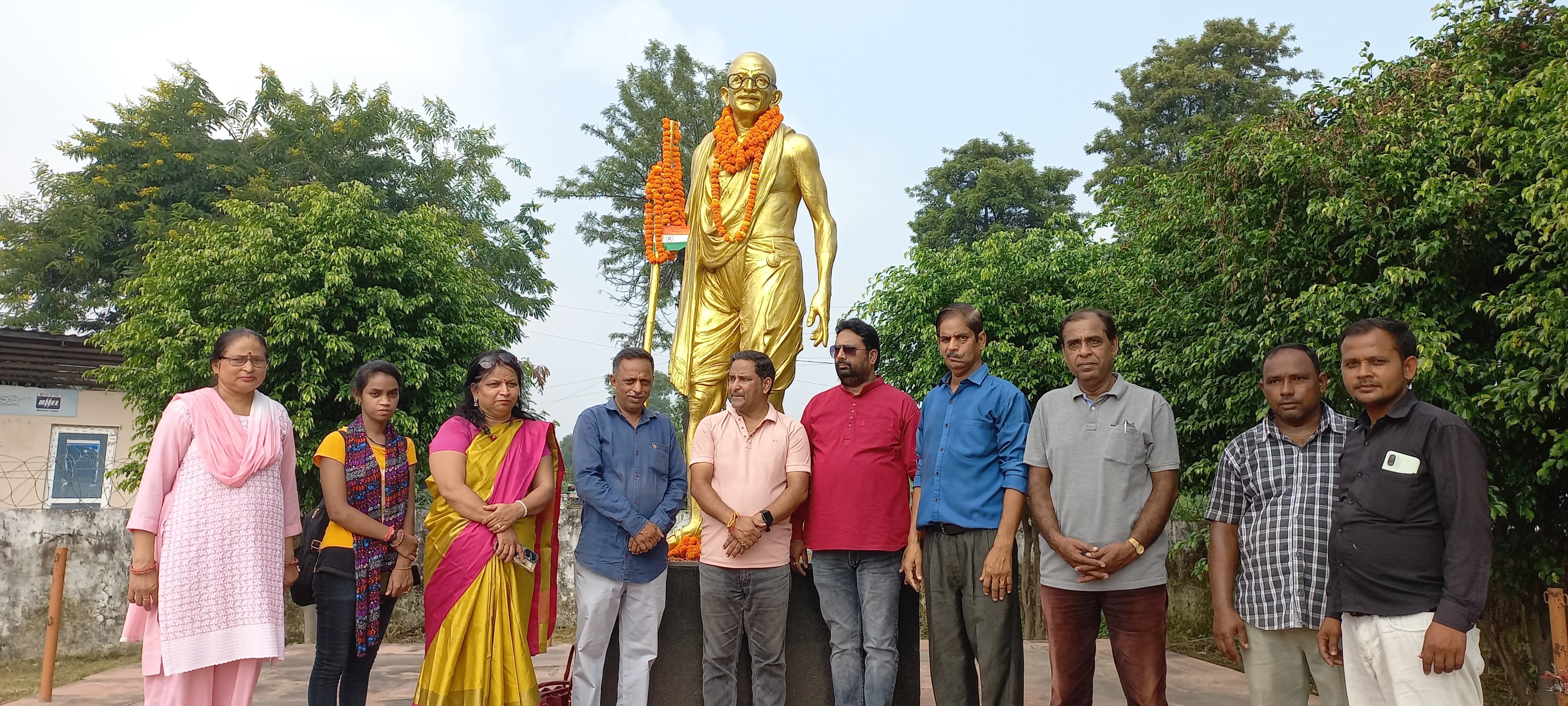 उदय भारत ने महात्मा गांधी की प्रतिमा पर माल्यार्पण कर किया पौधारोपण