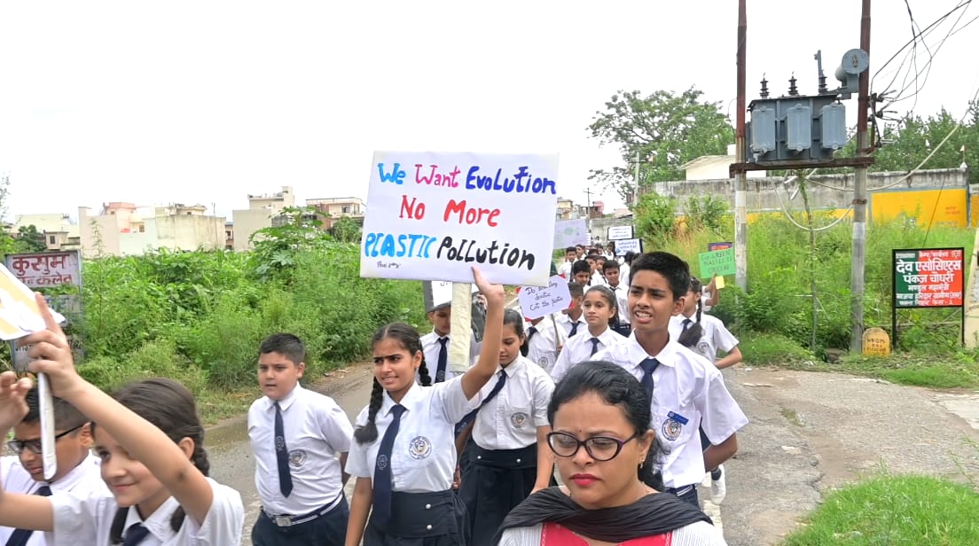 पर्यावरण पर प्लास्टिक बैग के दुष्प्रभावों को लेकर द एड्वेंट स्कूल के छात्रों ने निकाली जागरूकता रैली