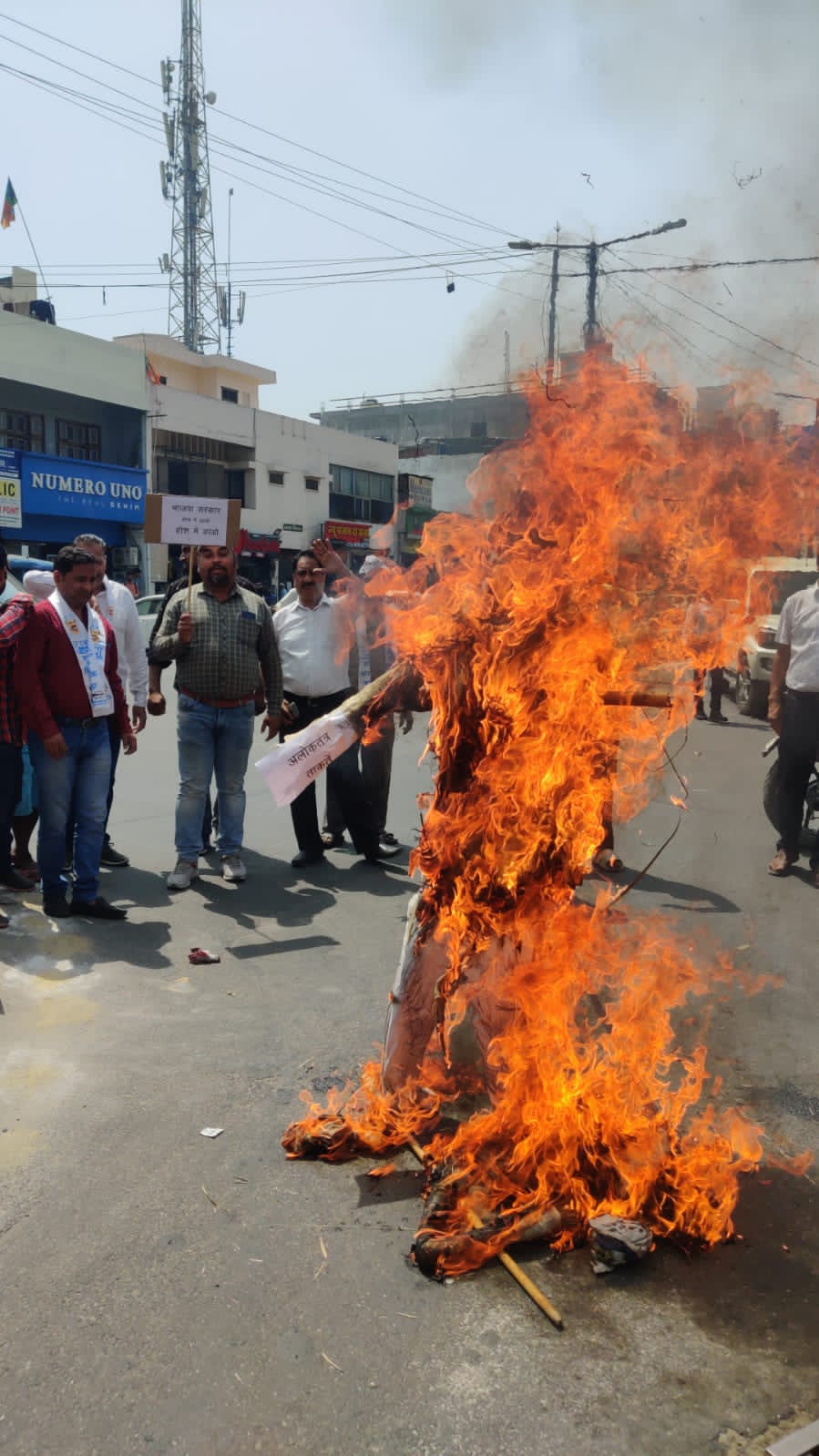 भाजपा कार्यकर्ताओ के द्वारा दिल्ली मुख्यमंत्री के घर पर तोड़फोड़ के विरोध में आम आदमी कार्यकर्ताओं हरिद्वार में प्रदर्शन