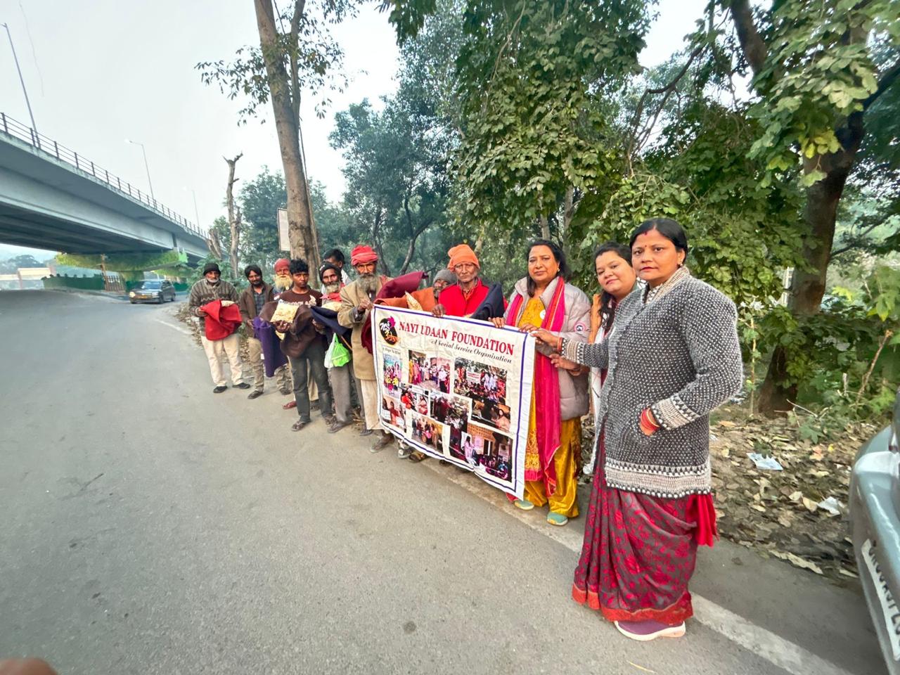 नई उड़ान फाउंडेशन ने जरूरतमंदों को बांटे कंबल