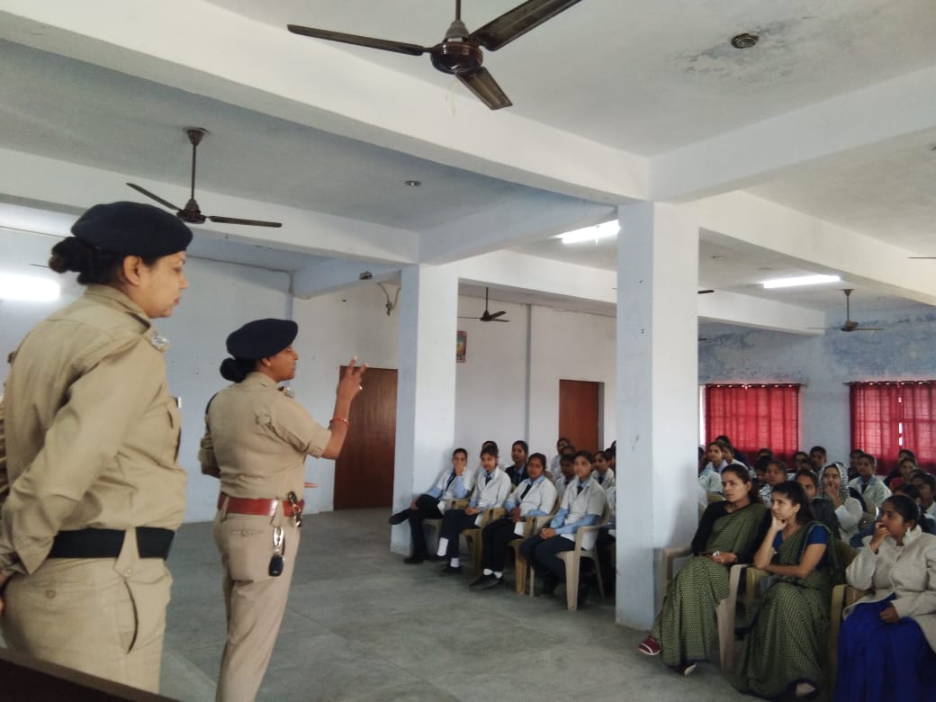 बहादराबाद पुलिस ने छात्राओं को सिखाए आत्मरक्षा के गुर