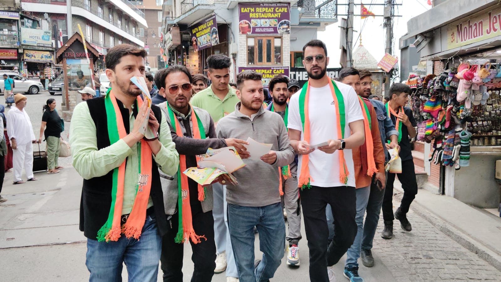 भाजयुमो कार्यकर्ताओं ने मसूरी में जनसंपर्क कर पार्टी प्रत्याशी के लिए मांगे वोट