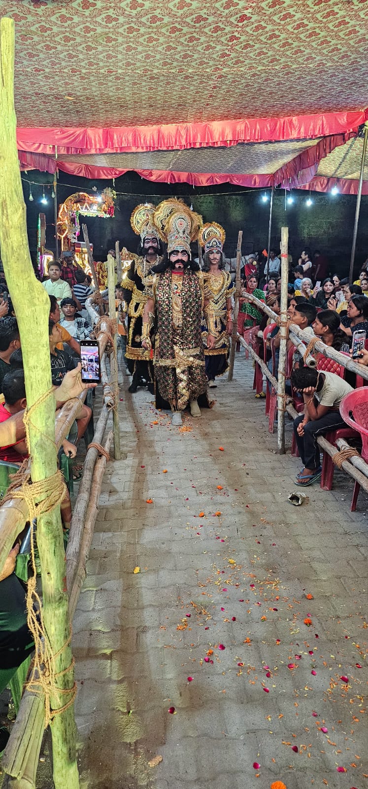 श्री रामलीला कमेटी कृष्णा नगर में हुआ अंगद रावण सवांद 