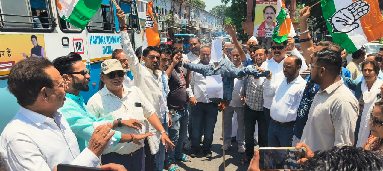 कांग्रेस कार्यकर्ताओं ने किया भाजपा सरकार का पुतला दहन 
