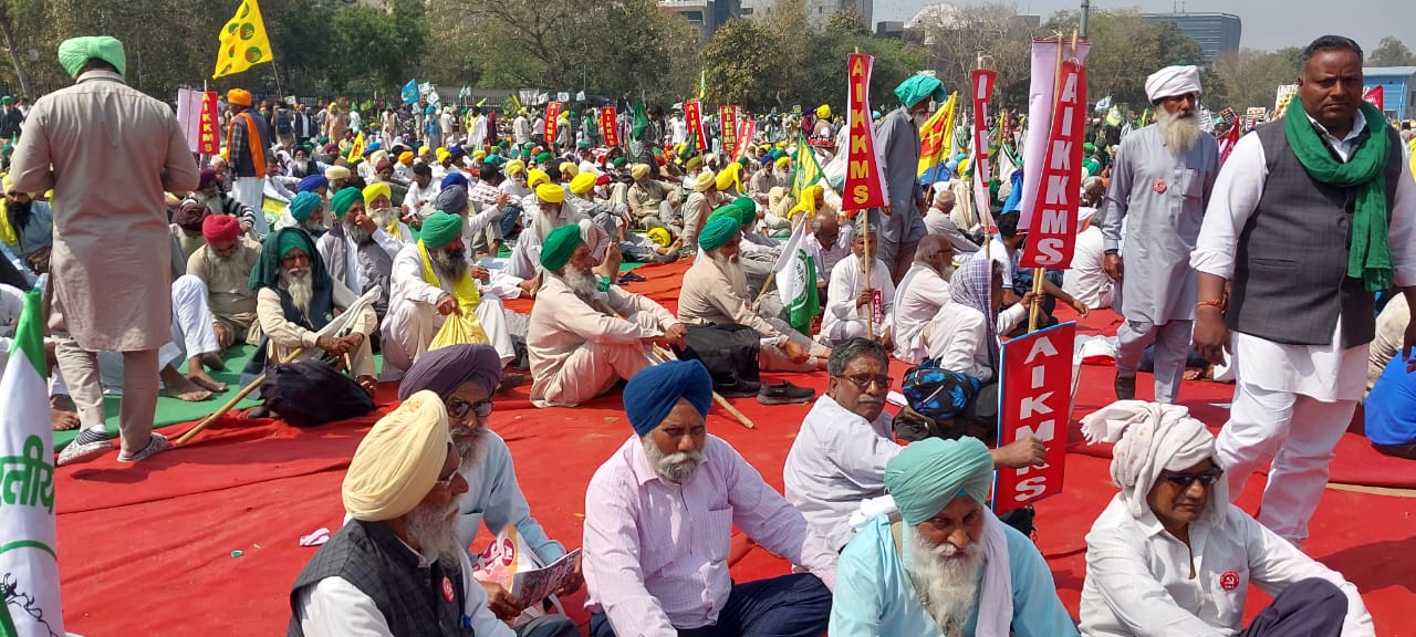 अखिल भारतीय संयुक्त किसान मोर्चा ने दिल्ली में किसानों की महापंचायत में की भागीदारी