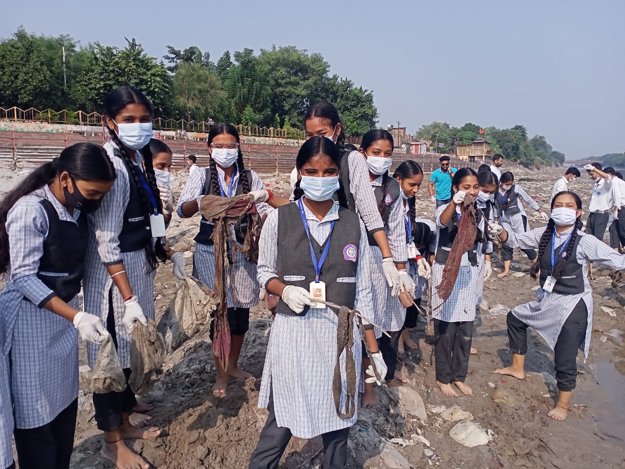 सरस्वती विद्या मंदिर भेल की एनएसएस इकाई ने गंगा घाटों पर चलाया सफाई अभियान