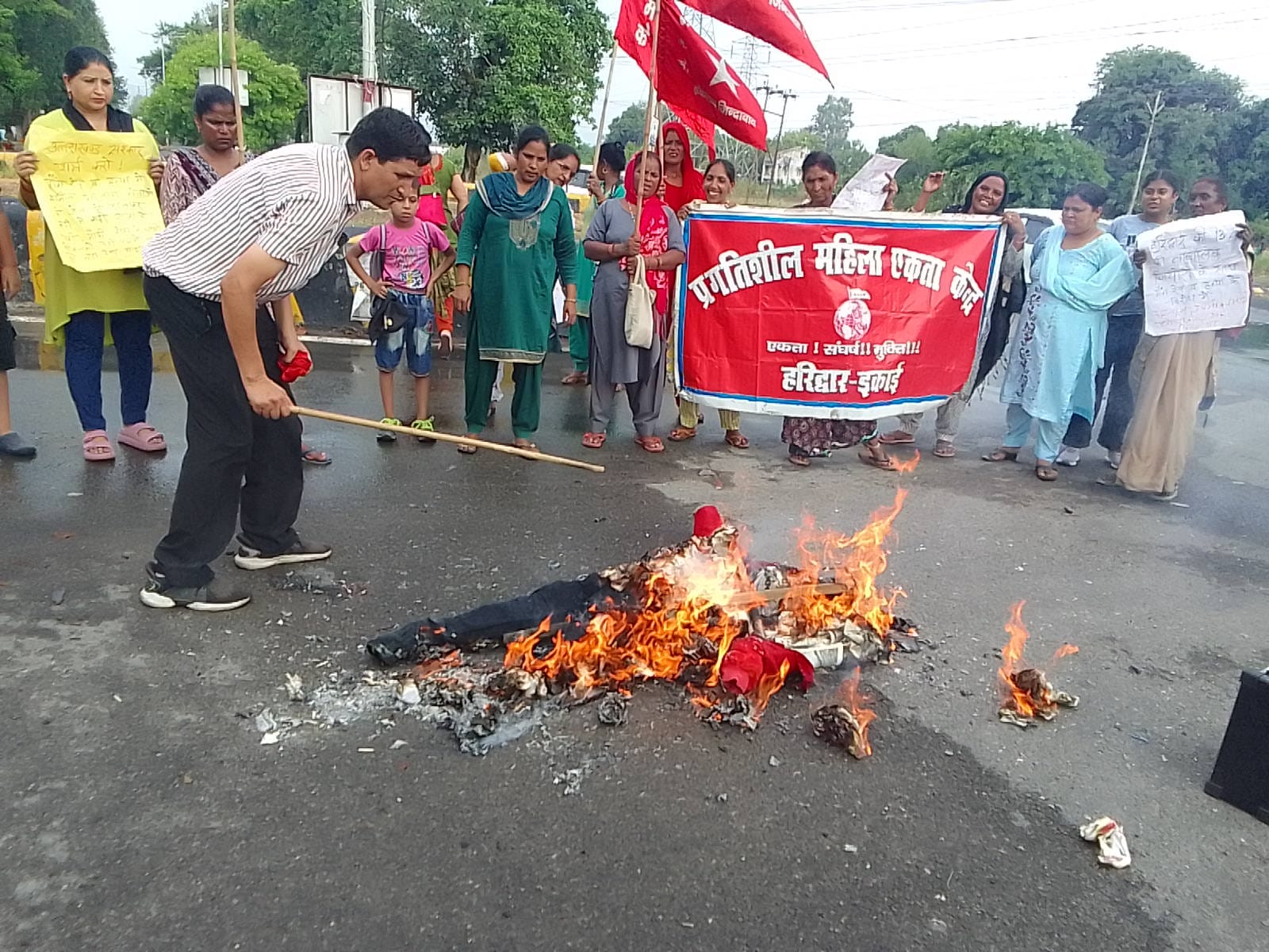 हरिद्वार की नाबालिग लड़की के साथ गैंगरेप व हत्या के विरोध में अश्लील उपभोक्तावादी संस्कृति का पुतला दहन