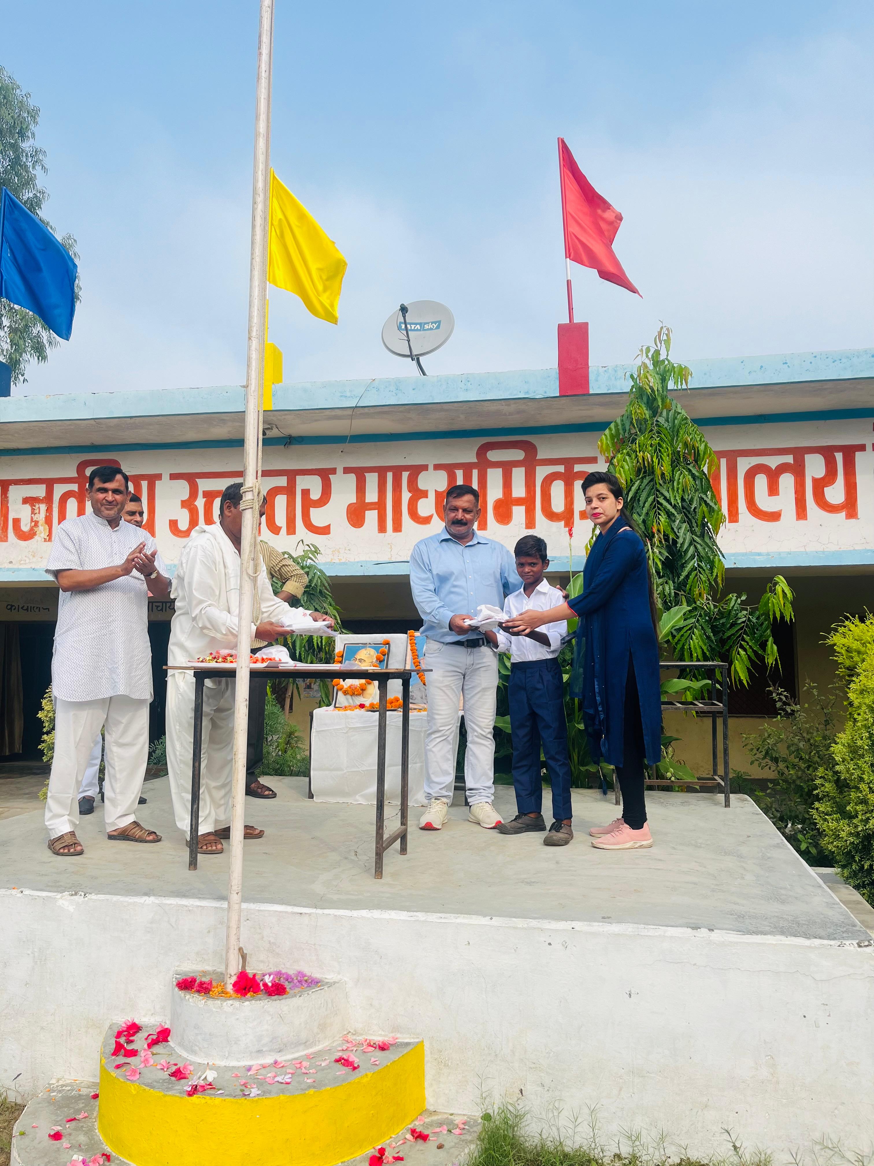 गांधी जयंती पर राजकीय उच्चतर माध्यमिक विद्यालय बेलडी में छात्र-छात्राओं को किट का वितरण