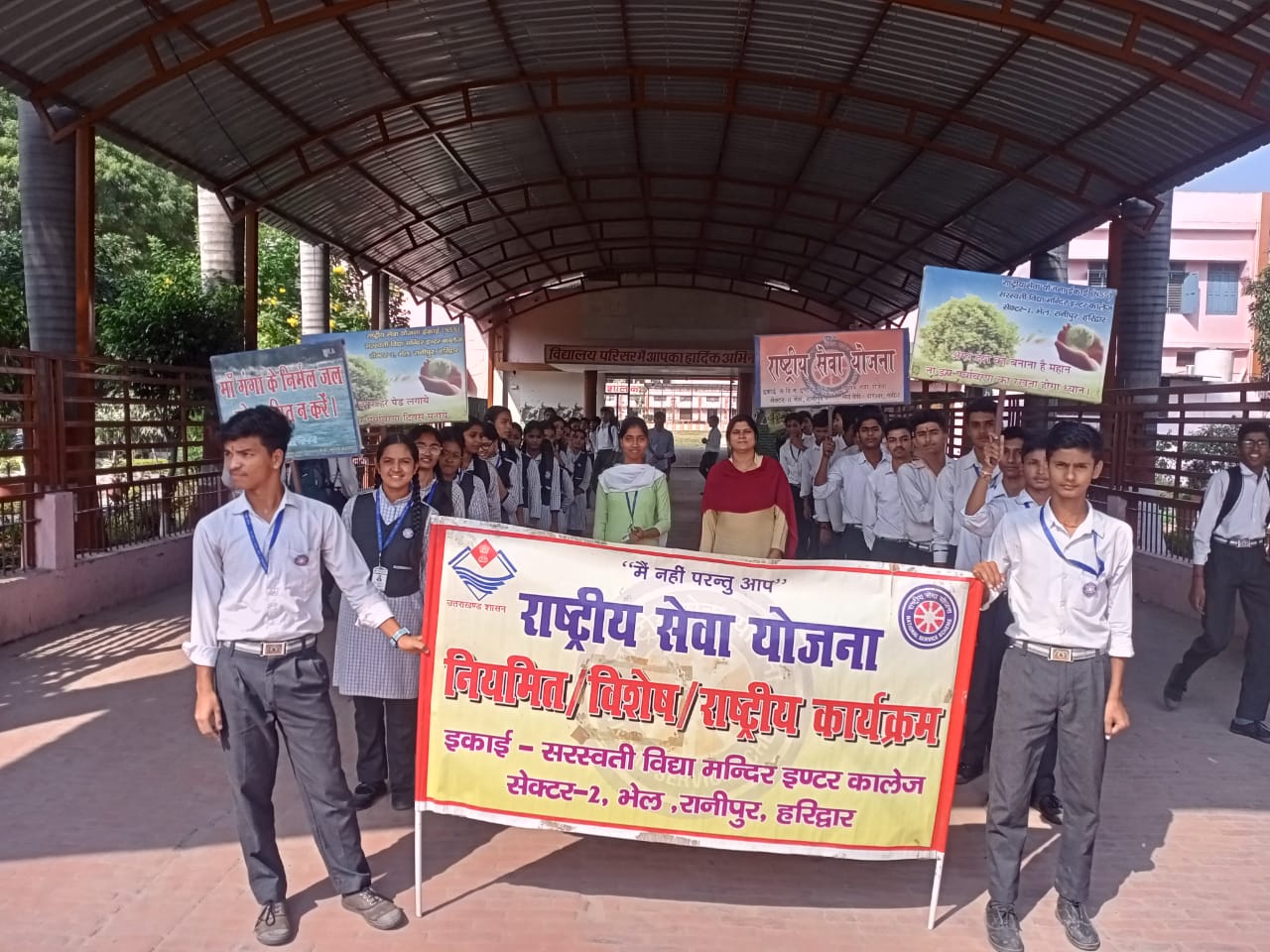 सरस्वती विद्या मंदिर भेल की एनएसएस इकाई ने गंगा घाटों पर चलाया सफाई अभियान