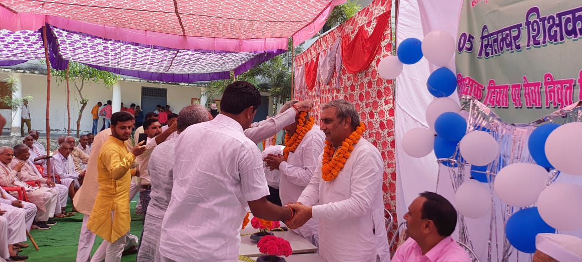 भारतीय जनता पार्टी के जिला पंचायत सदस्य श्री मुकेश चौहान जी ने आज शिक्षक  दिवस के अवसर पर शिक्षक सम्मान समारोह का आयोजन किया