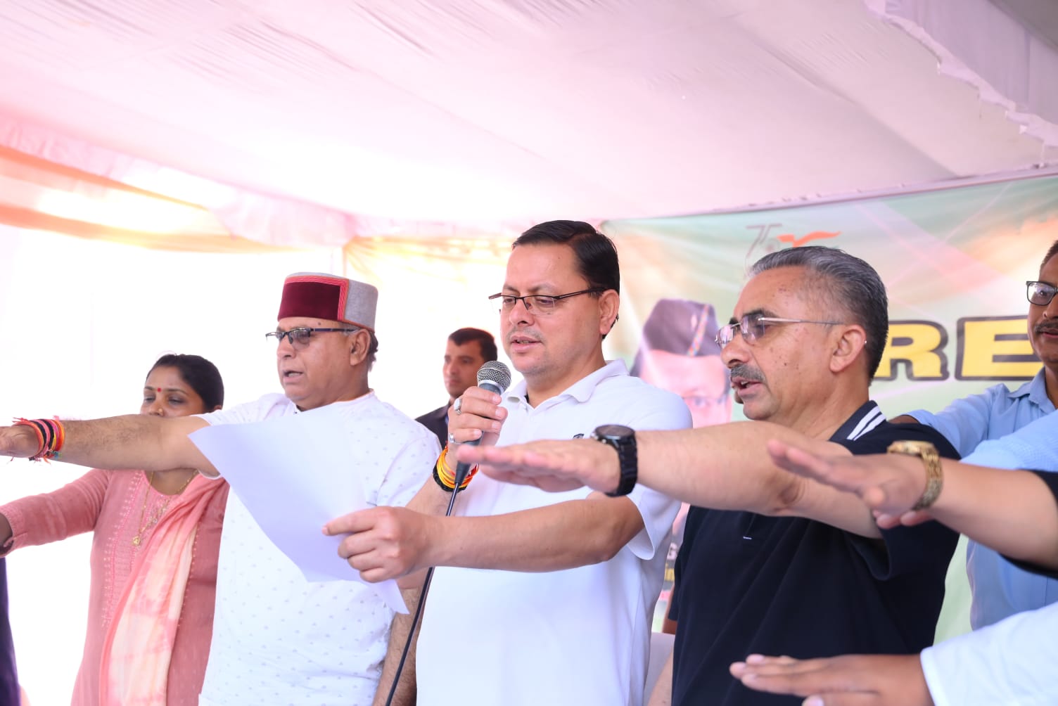 मुख्यमंत्री धामी ने रविवार को सहस्त्रधारा रोड नगर निगम द्वारा आयोजित स्वच्छता अभियान में  लिया भाग