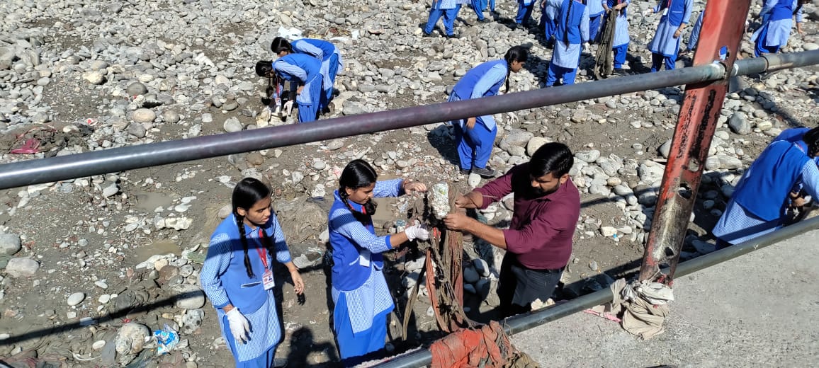 जमदग्नि पब्लिक स्कूल की एनएसएस इकाई के स्वयंसेवकों ने चलाया गंगा स्वच्छता अभियान 